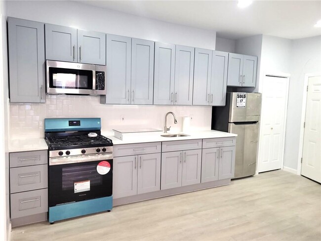 850 New Lots Ave in Brooklyn, NY - Foto de edificio - Building Photo
