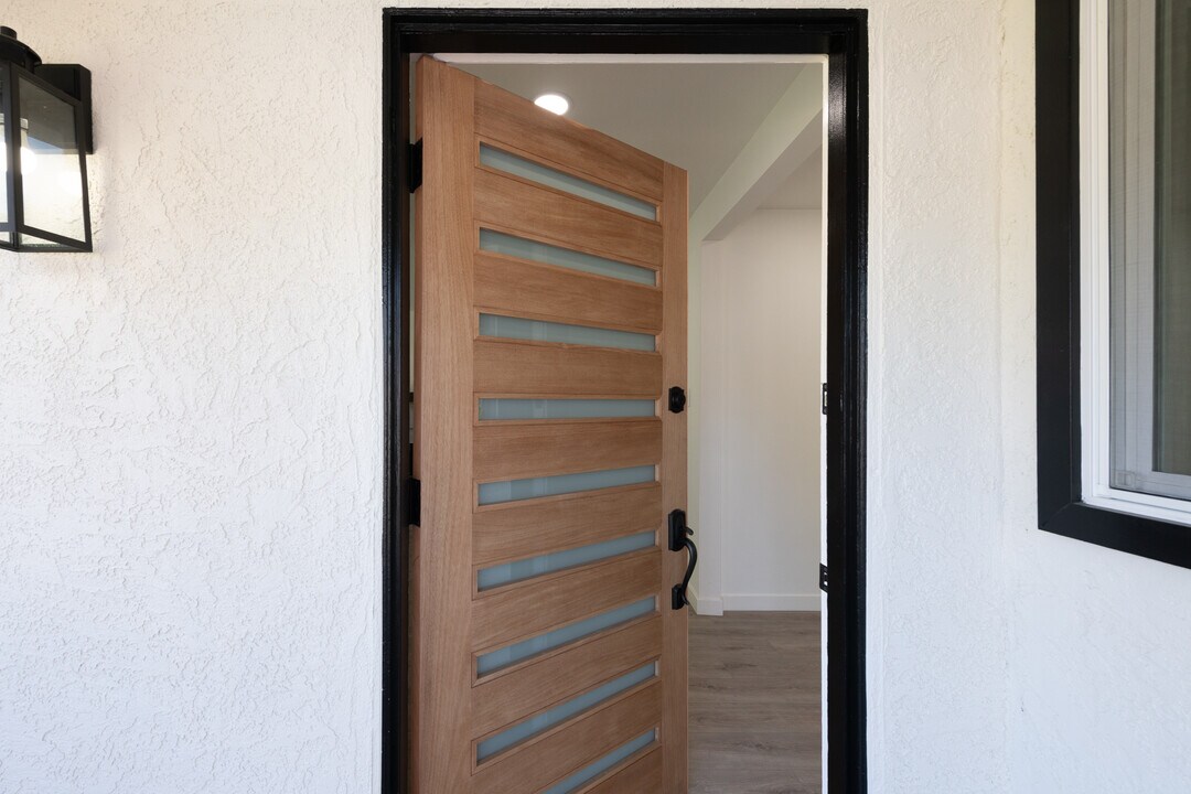 1101 N Florence St in Burbank, CA - Building Photo