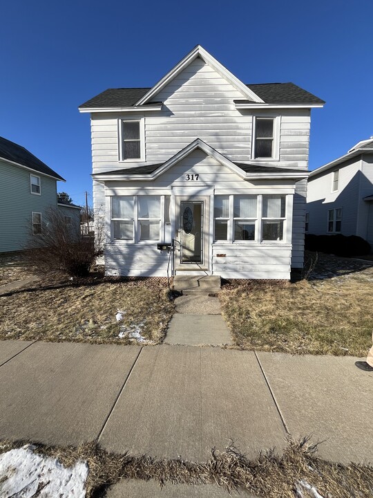 317 Hollister Ave in Tomah, WI - Foto de edificio