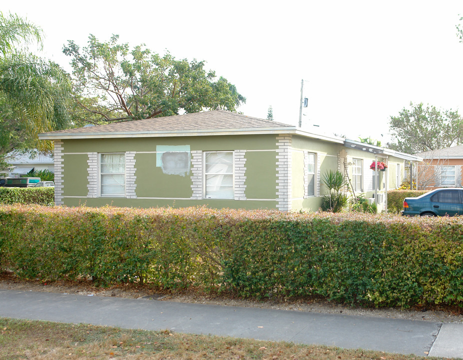 851-871 NW 3rd Ave in Homestead, FL - Building Photo