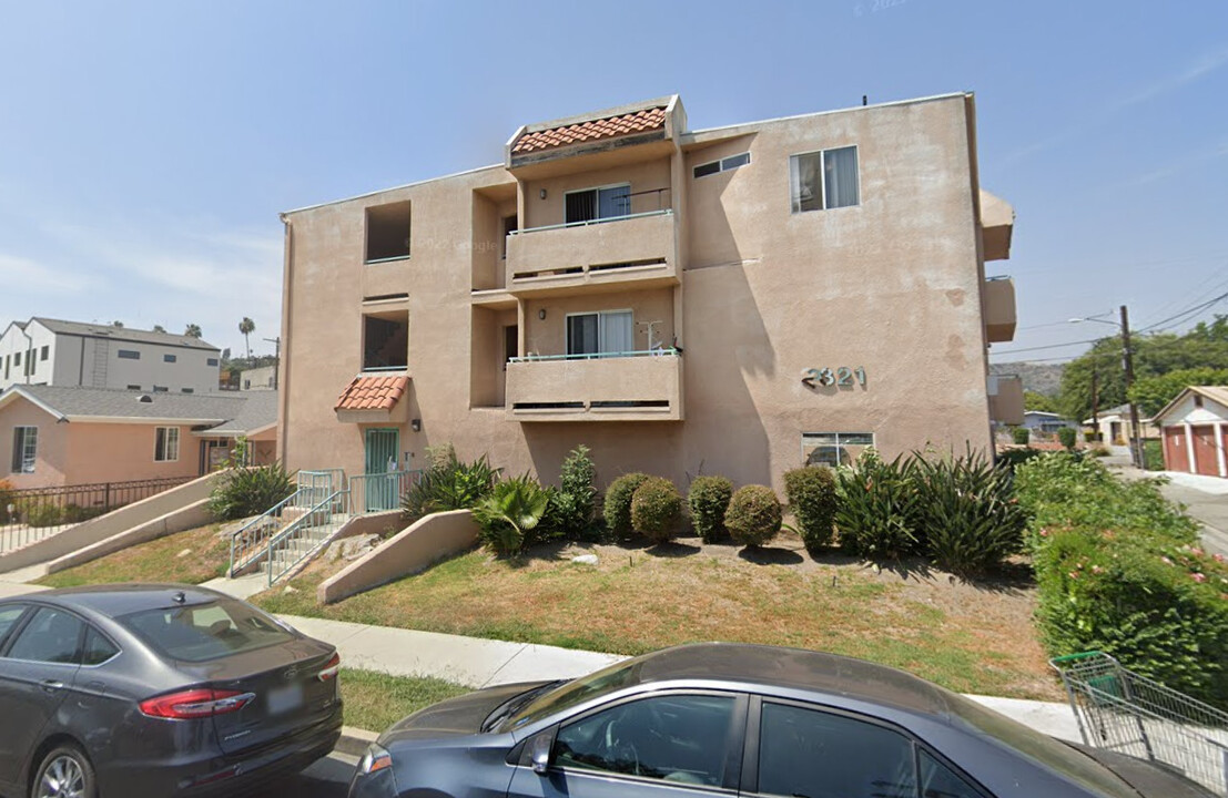 2321 Ridgeview Ave in Los Angeles, CA - Building Photo