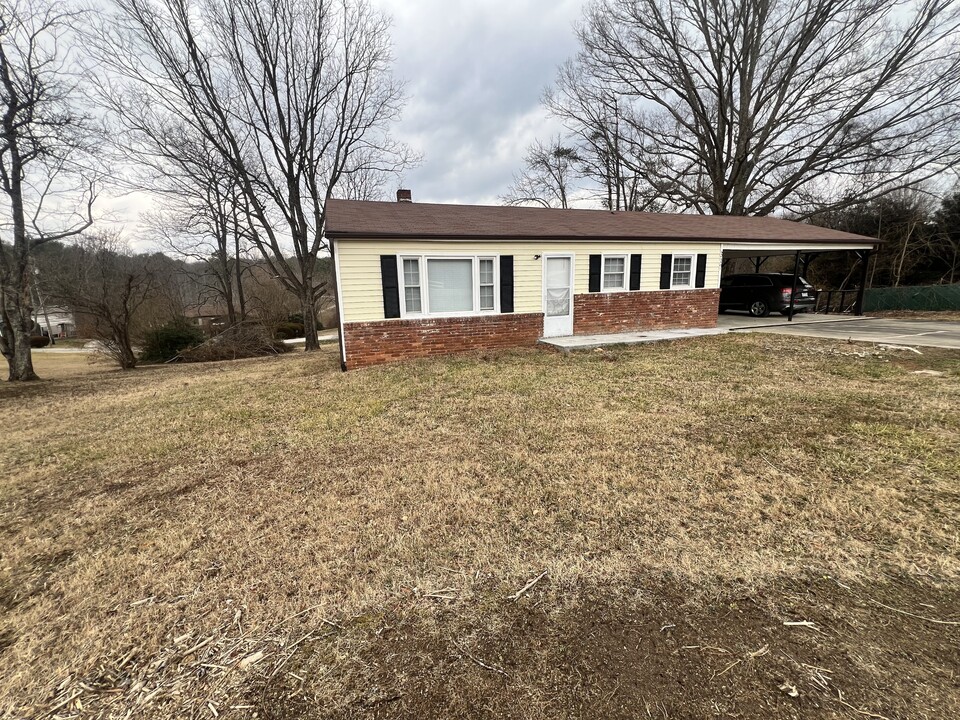 317 Tabernacle Rd in North Wilkesboro, NC - Foto de edificio