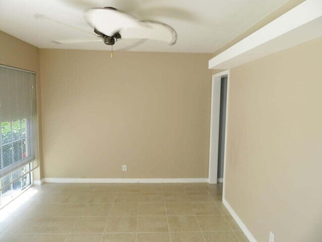327 S Ocean Blvd in Lake Worth Beach, FL - Building Photo - Building Photo