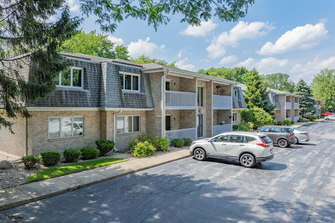 Spring Creek Condominiums in Highland, IN - Building Photo