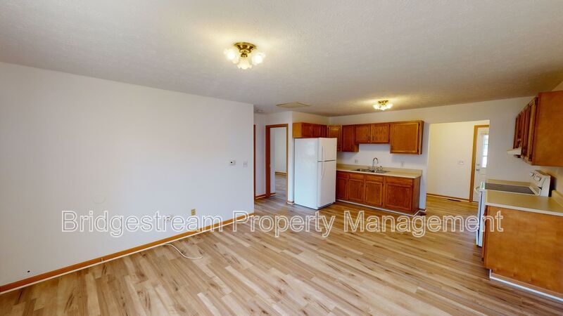 214 Woodsview Dr in Jeffersonville, OH - Building Photo