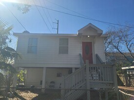 5401 Avenue P 1/2 in Galveston, TX - Building Photo