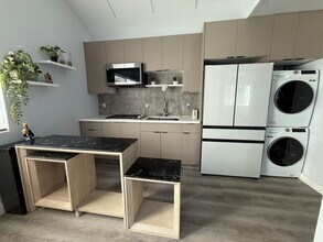 7704 Independence Ave in Los Angeles, CA - Building Photo - Building Photo