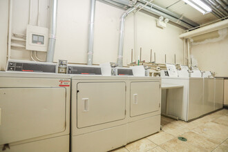 7449 N Greenview Ave, Unit #515 in Chicago, IL - Building Photo - Building Photo