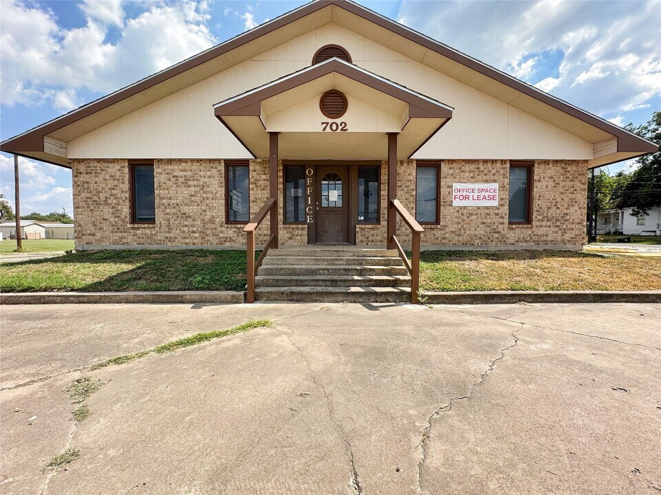 702 N Richmond Rd in Wharton, TX - Building Photo