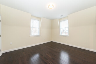 5 Malvern Ter, Unit 1 in Medford, MA - Building Photo - Building Photo