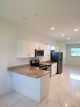 512 Westdale Ave in Lehigh Acres, FL - Building Photo - Building Photo
