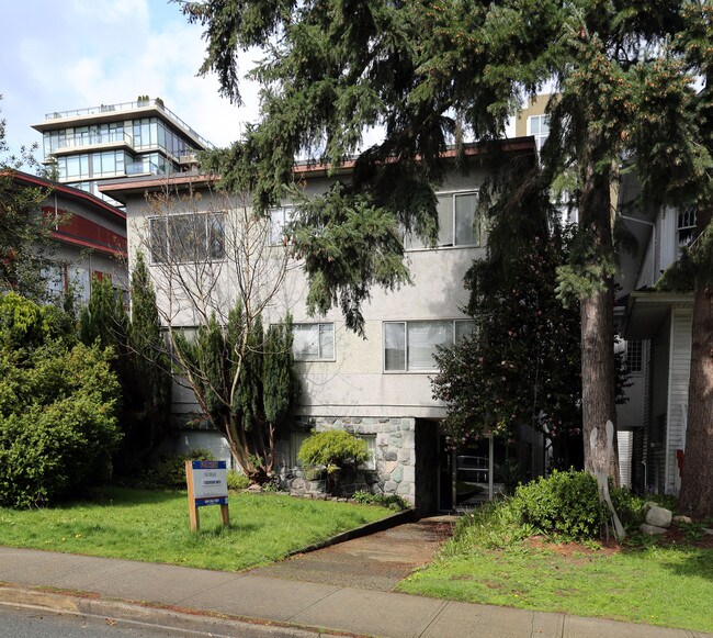 1035 W 10th Ave in Vancouver, BC - Building Photo - Primary Photo