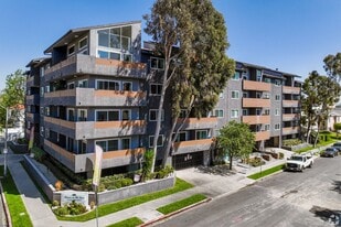 110 South Sweetzer Ave in Los Angeles, CA - Building Photo