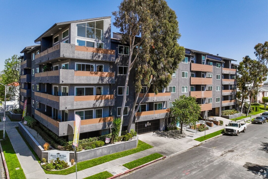 110 South Sweetzer Ave in Los Angeles, CA - Foto de edificio