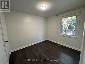 559 Drury Ln in Burlington, ON - Building Photo - Building Photo