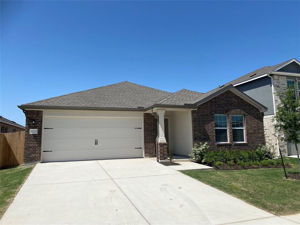 1325 Aquilla Dr in Leander, TX - Foto de edificio