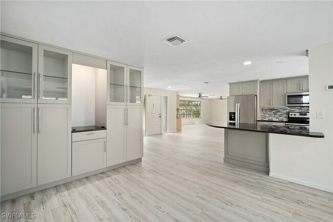 1411 Whiskey Creek Dr in Ft. Myers, FL - Foto de edificio - Building Photo