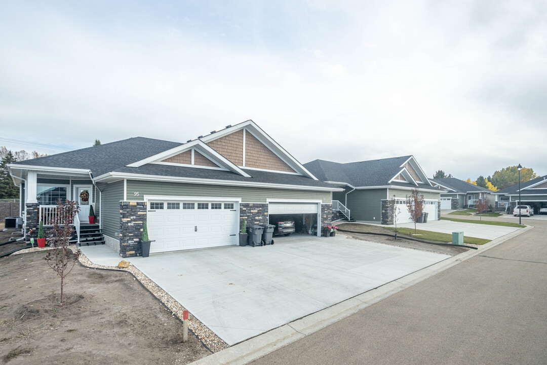 1005 Calahoo Rd in Spruce Grove, AB - Building Photo