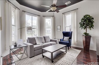 319 E Courtland Pl in San Antonio, TX - Foto de edificio - Building Photo