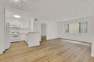 22415 Del Valle St in Woodland Hills, CA - Building Photo - Building Photo