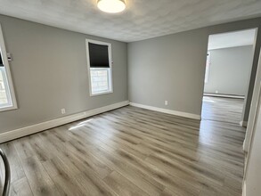 21 Gesler St, Unit 1 in Providence, RI - Foto de edificio - Building Photo
