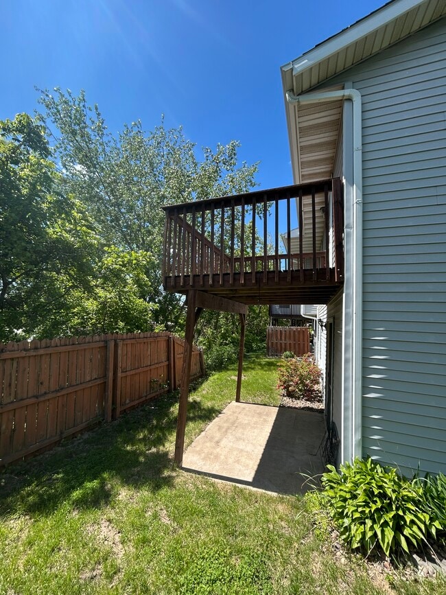 1030 Oak Forest Dr in Onalaska, WI - Building Photo - Building Photo