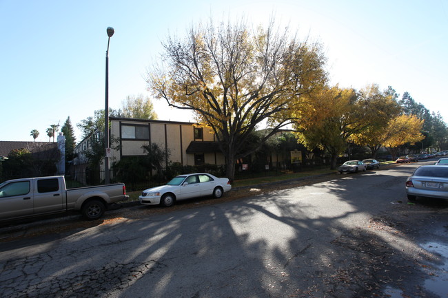 Kelvin Square Apartments in Winnetka, CA - Foto de edificio - Building Photo