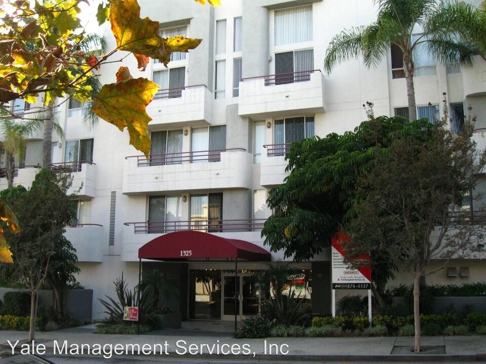 1325 N Sierra Bonita Ave in West Hollywood, CA - Building Photo