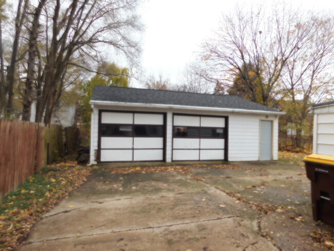 421 W Cottonwood St in Freeport, IL - Building Photo - Building Photo