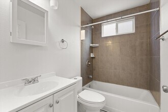 7310 Roseberry Ave, Unit A in Huntington Park, CA - Foto de edificio - Building Photo