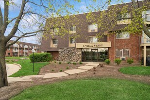 5 Villa Verde Dr in Buffalo Grove, IL - Building Photo
