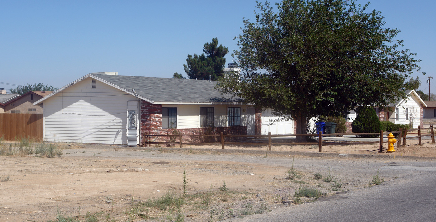 21235 Multnomah Rd in Apple Valley, CA - Building Photo