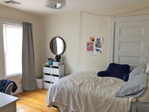 152 Curtis St, Unit 1 in Somerville, MA - Foto de edificio - Building Photo
