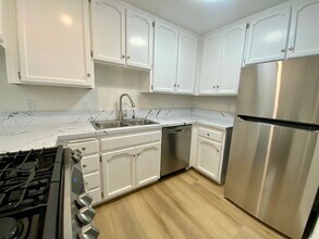 1160 Thomas Ave in San Diego, CA - Building Photo - Building Photo
