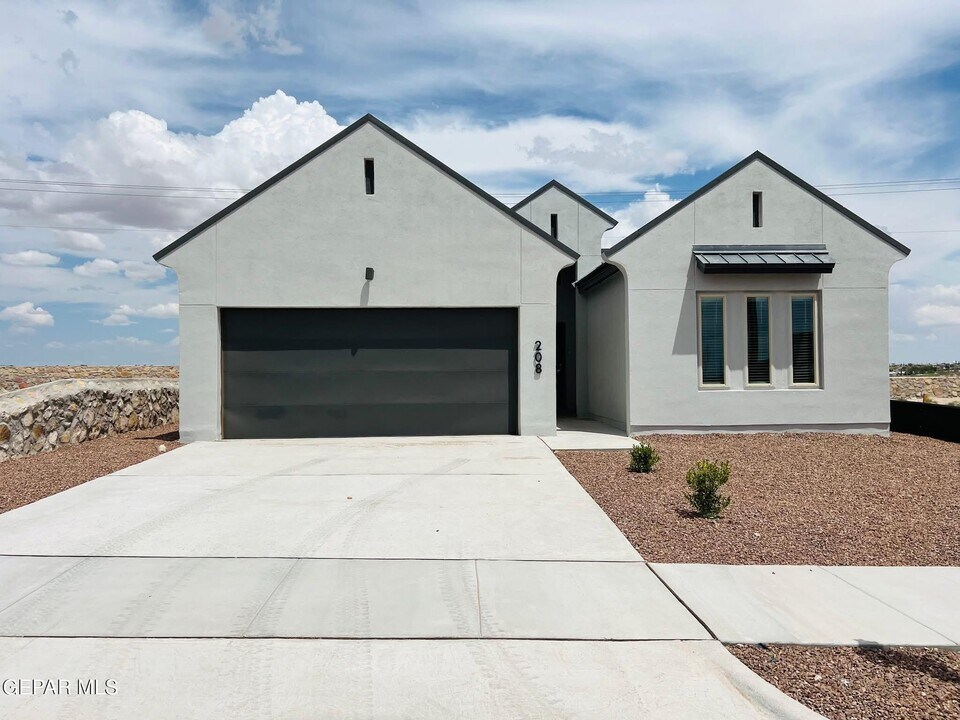 208 Farnborough St in El Paso, TX - Building Photo