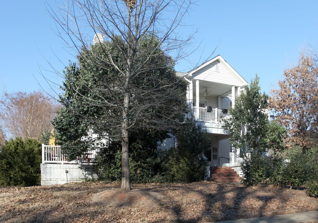 1937 Fairfield Dr in Raleigh, NC - Foto de edificio
