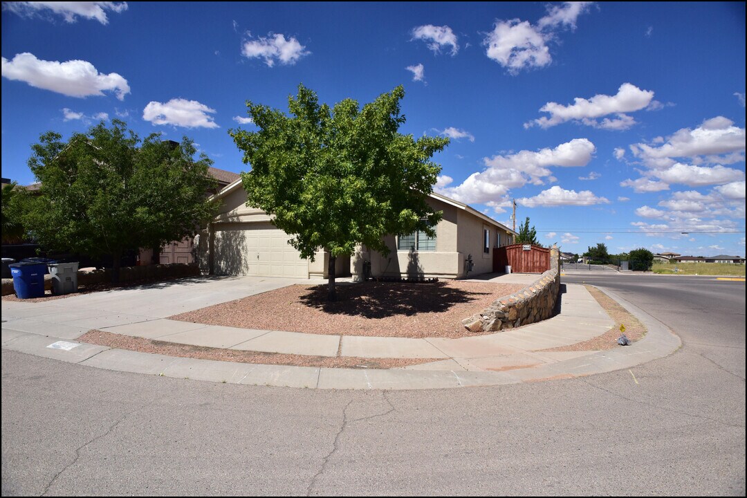 14325 Island Point Dr in El Paso, TX - Building Photo