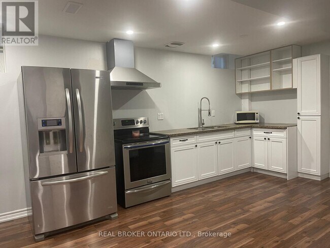 15 Birchpark Dr in Whitby, ON - Building Photo - Building Photo