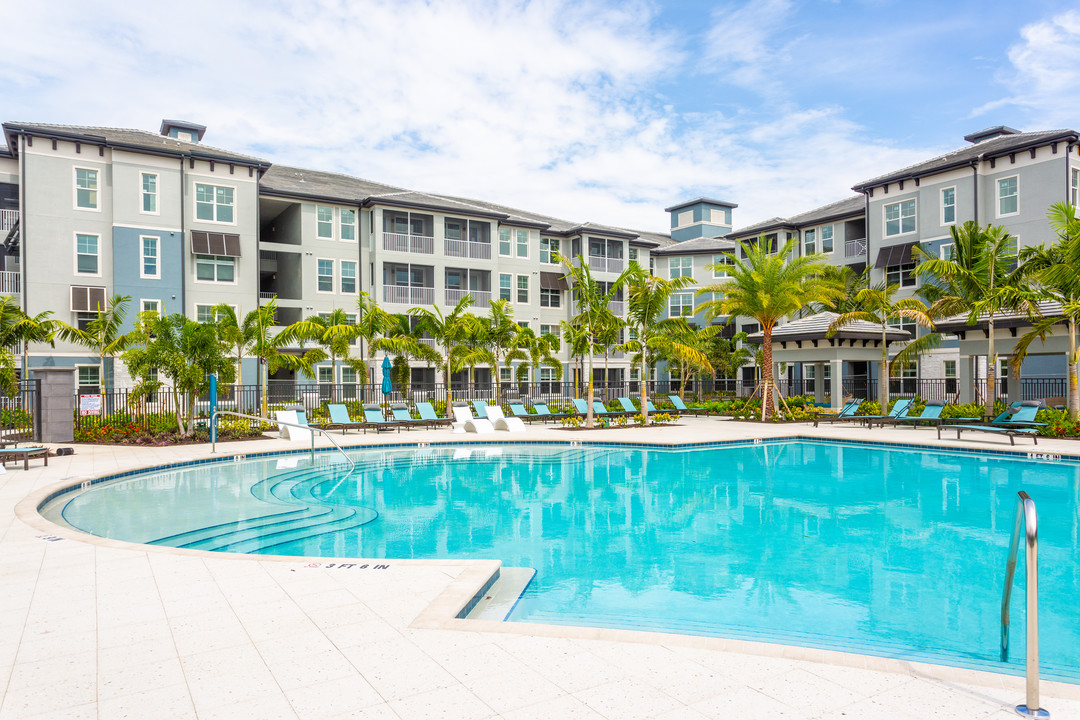 Decorum Luxury Apartments in Ft. Myers, FL - Building Photo