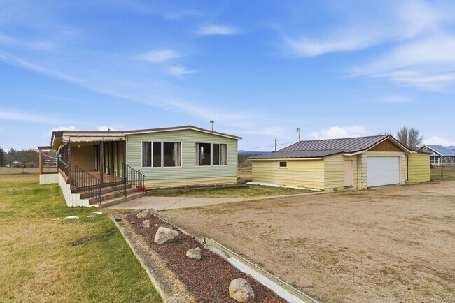 8202 E Elk to Hwy Rd in Elk, WA - Building Photo - Building Photo