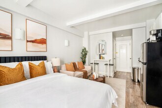 240 W 73rd St in New York, NY - Foto de edificio - Building Photo