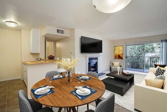 Avondale at Warner Center in Woodland Hills, CA - Foto de edificio - Building Photo