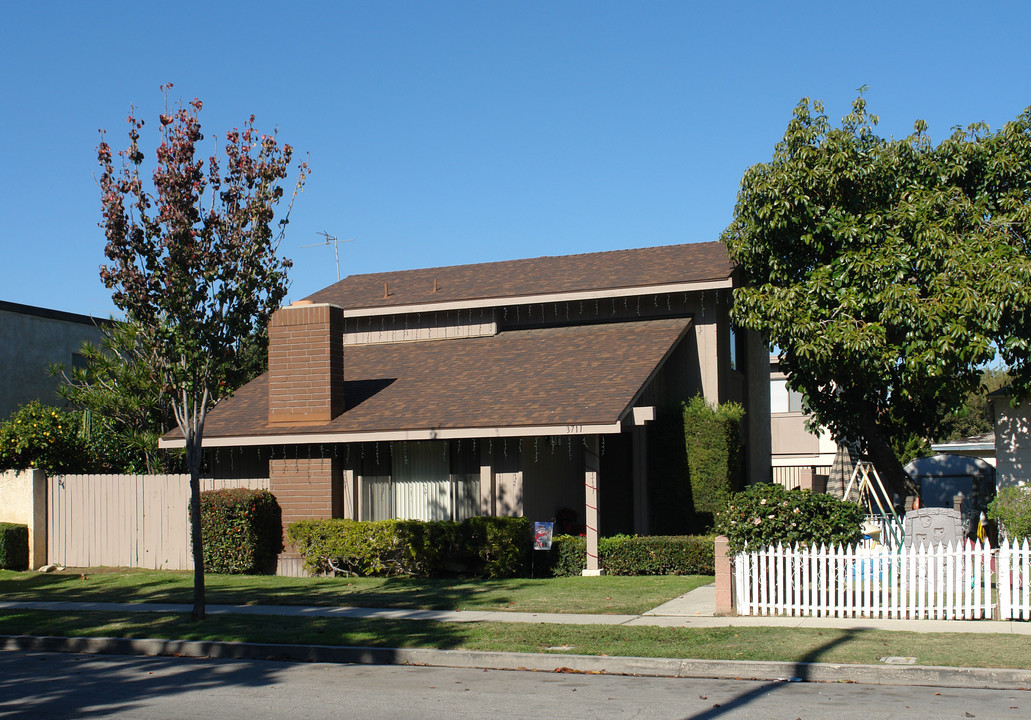 3711 Howard Ave in Los Alamitos, CA - Building Photo