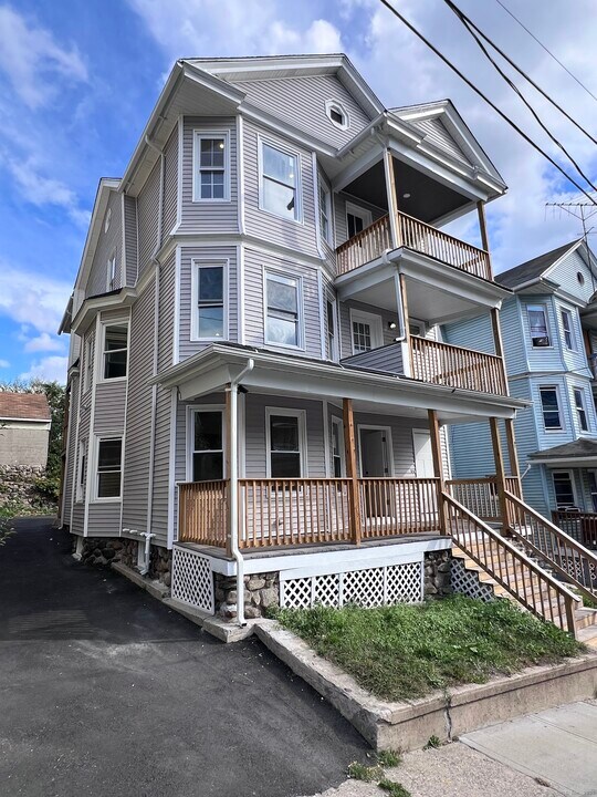 36 Vermont St in Waterbury, CT - Building Photo