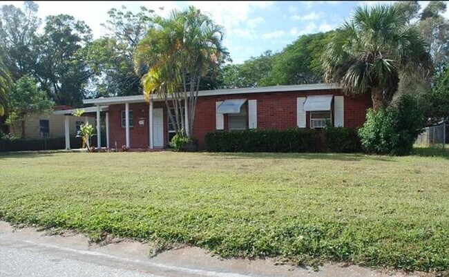 4379 Neptune Dr SE in St. Petersburg, FL - Building Photo - Building Photo
