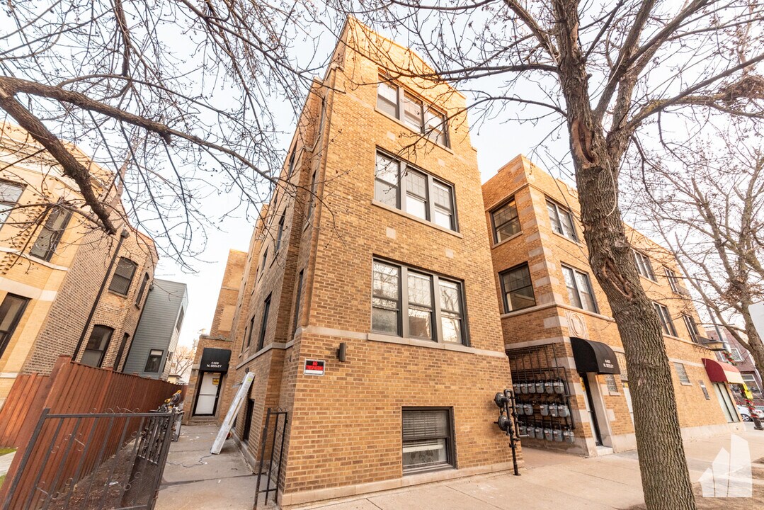2022 W Montrose Ave, Unit 1A in Chicago, IL - Foto de edificio