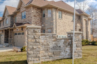 714 Townhouses in Guelph, ON - Building Photo - Building Photo