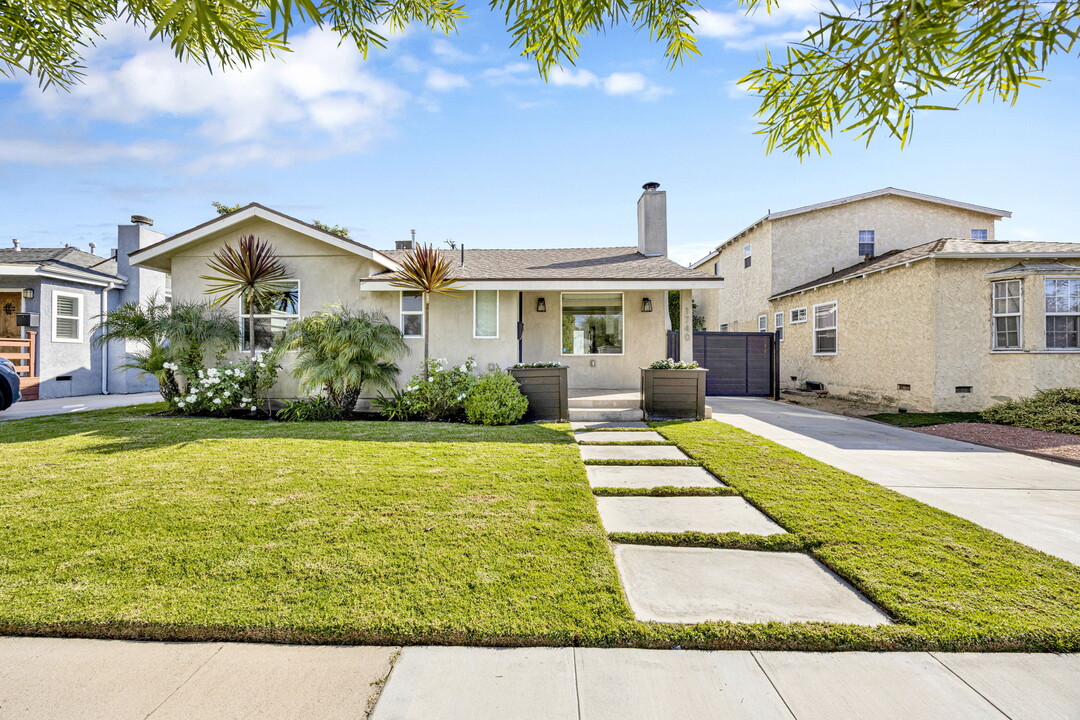 1740 S Orange Grove Ave in Los Angeles, CA - Building Photo