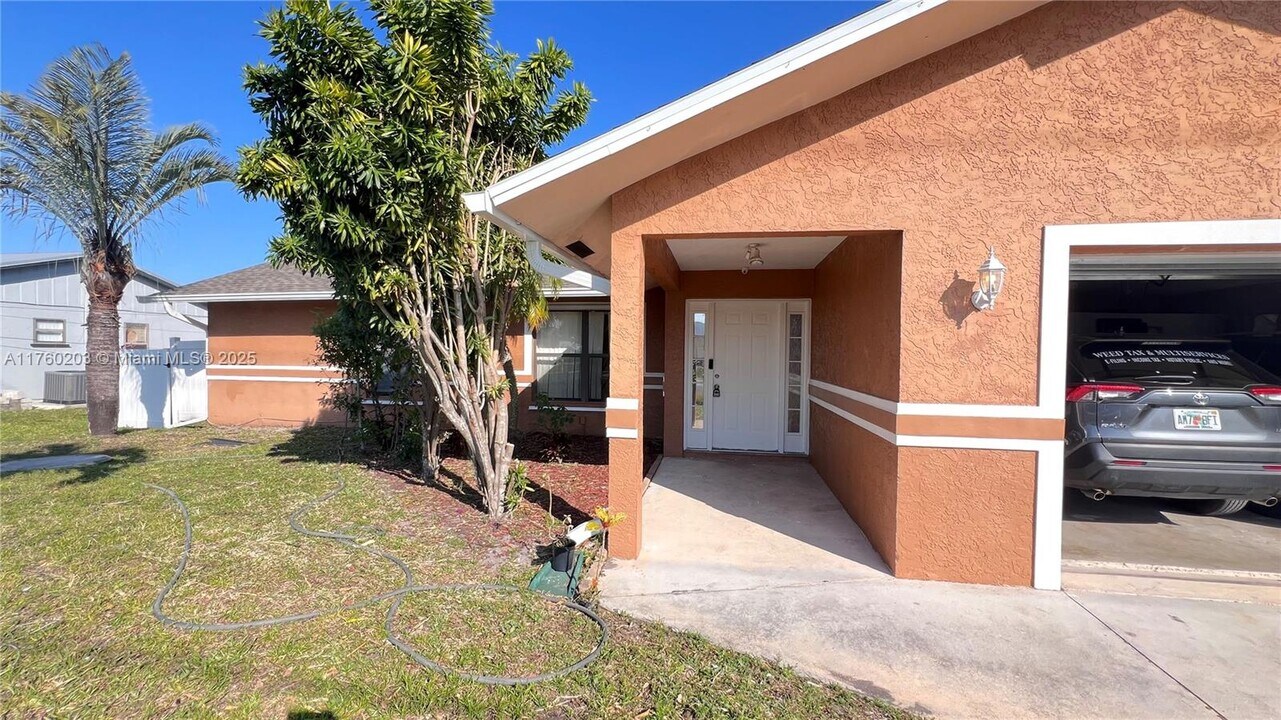 1925 SE Floresta Dr in Port St. Lucie, FL - Building Photo