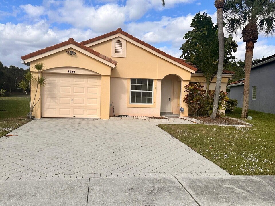 3620 Miramontes Cir in Wellington, FL - Foto de edificio